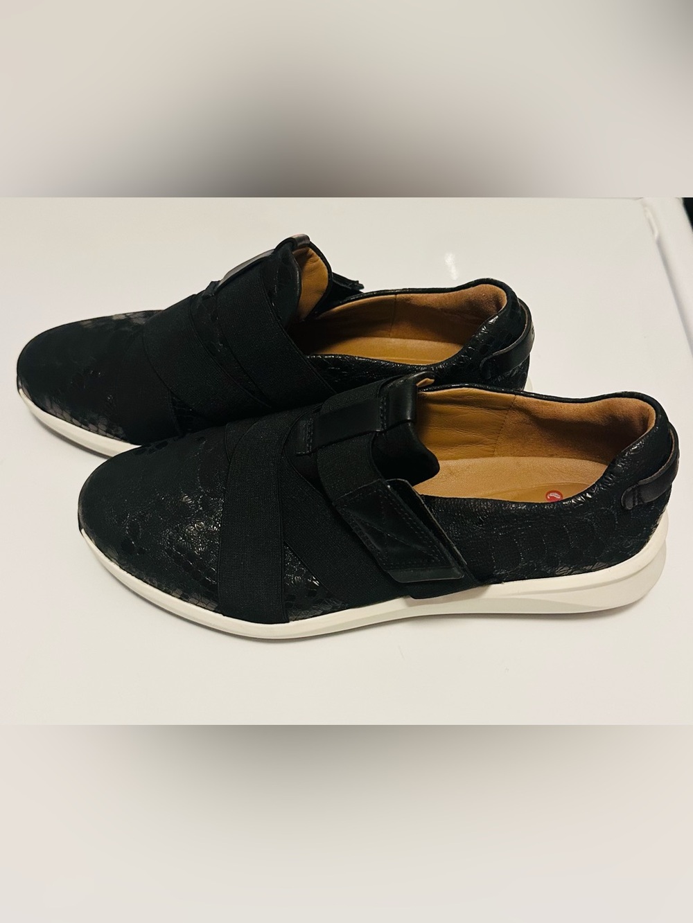 NWOT Clarks Unstructured Black Leather Hook & Loop Comfort Sneakers - Picture 3 of 5